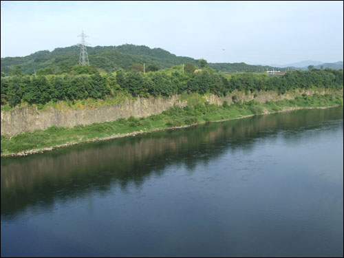 삼화교에서 바라본 당포성과 단애. 